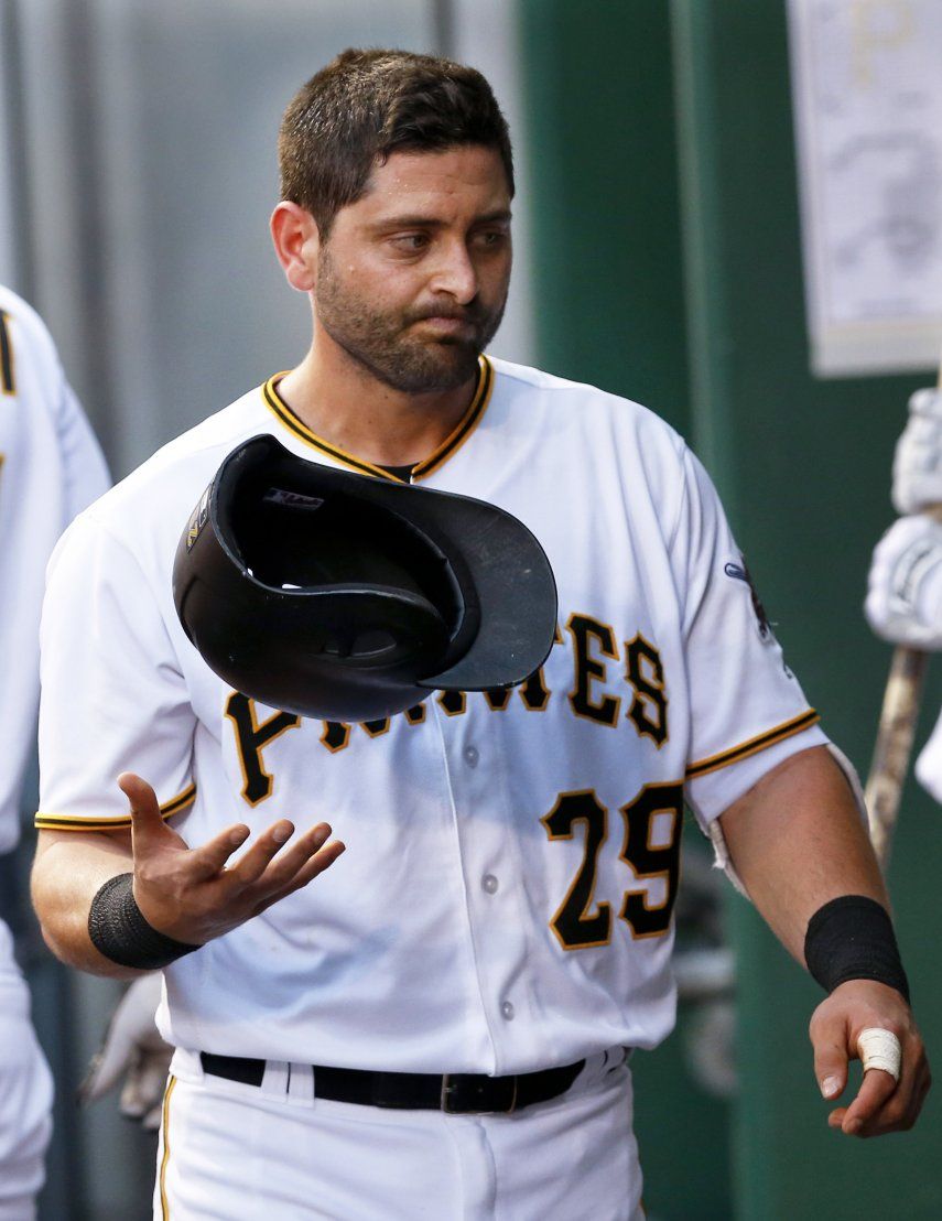 Cervelli cae en lista de lesionados por fractura de mano