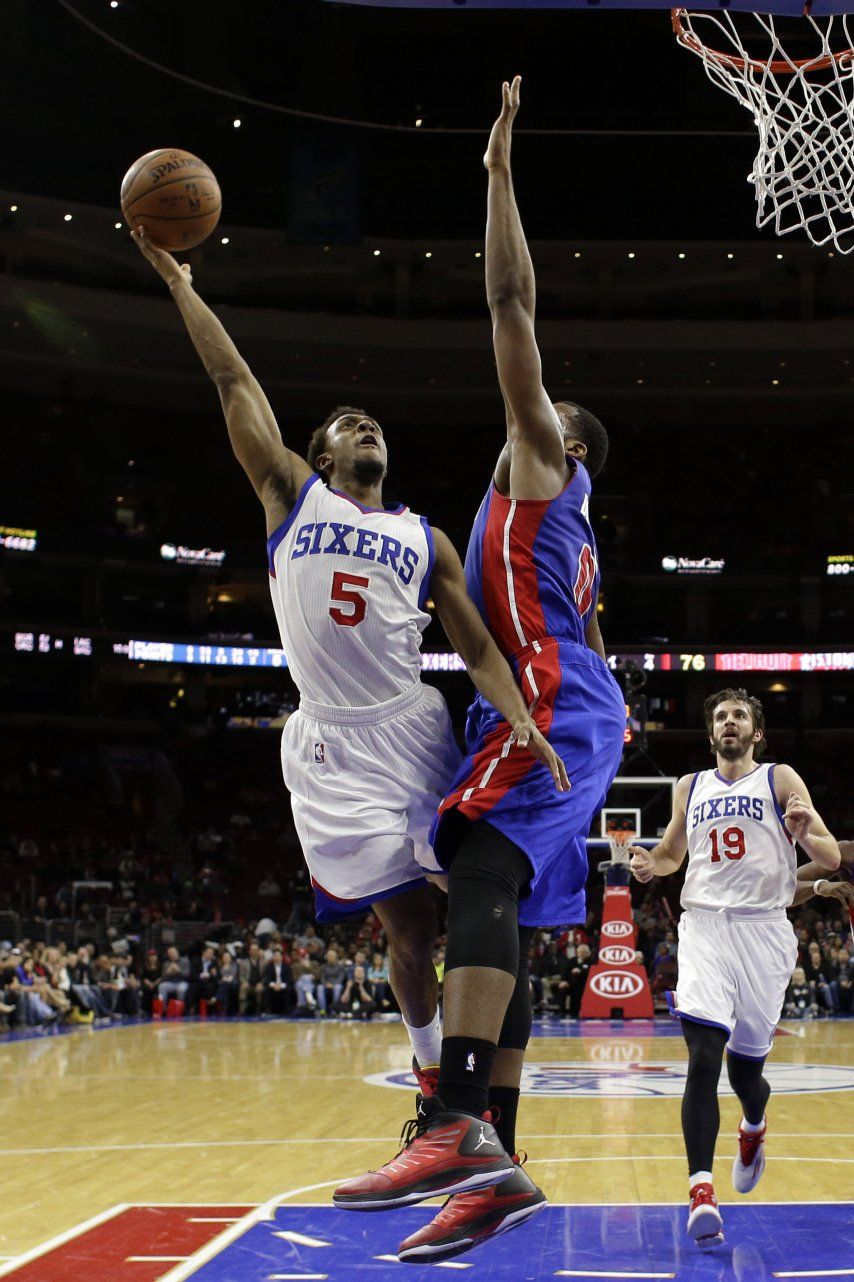 76ers dejan atrás seguidilla de 4 derrotas, ante Pistons