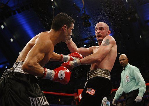 Martí­nez vence a Pavlik y gana tí­tulos medianos