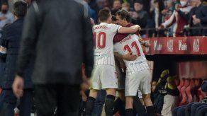 Sevilla presiona al Real Madrid en la punta de LaLiga