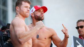 Canelo y Saunders unifican títulos supermedianos ante 70.000 espectadores en Texas