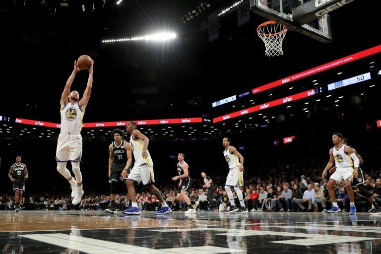 Curry anota 39 puntos y Warriors detienen a los Nets en la NBA