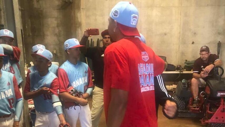 &nbsp;Johan Camargo visita a los peloteritos en Williamsport