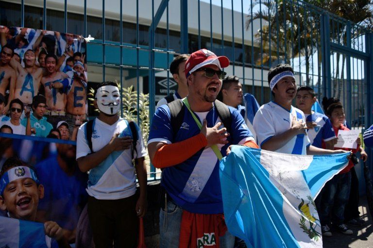Guatemaltecos protestan por extensa suspensión impuesta por FIFA