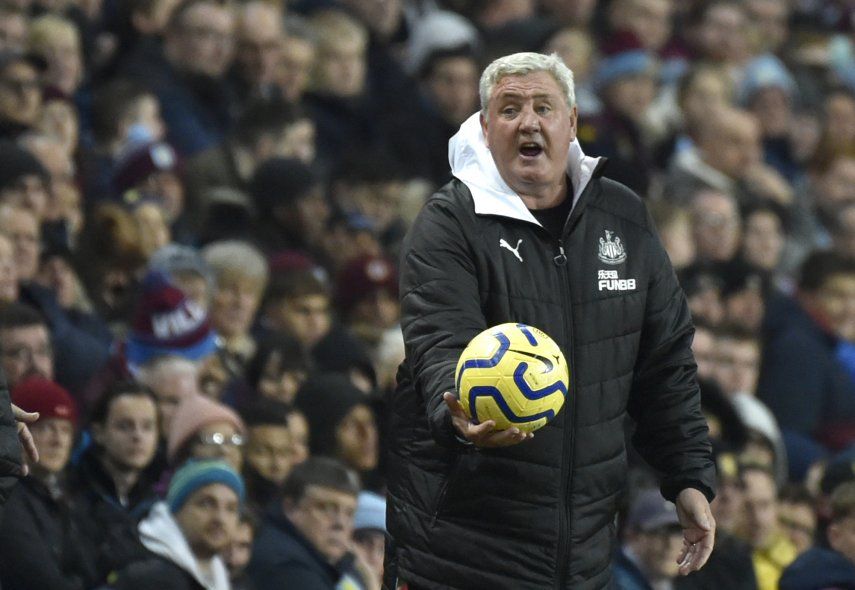 Newcastle cae en regreso de Bruce a Aston Villa