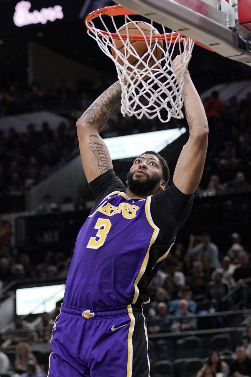 LeBron y Davis llevan a Lakers a triunfo ante Spurs