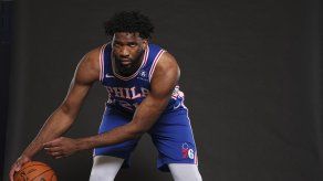 NBA: Joel Embiid se perderá el resto de la pretemporada por molestias en la rodilla