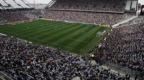 El Corinthians estrena su estadio mundialista sin acabar y bajo la lluvia