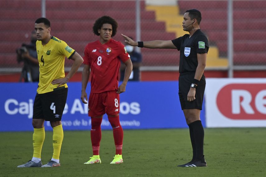 Árbitro hondureño Selvin Brown