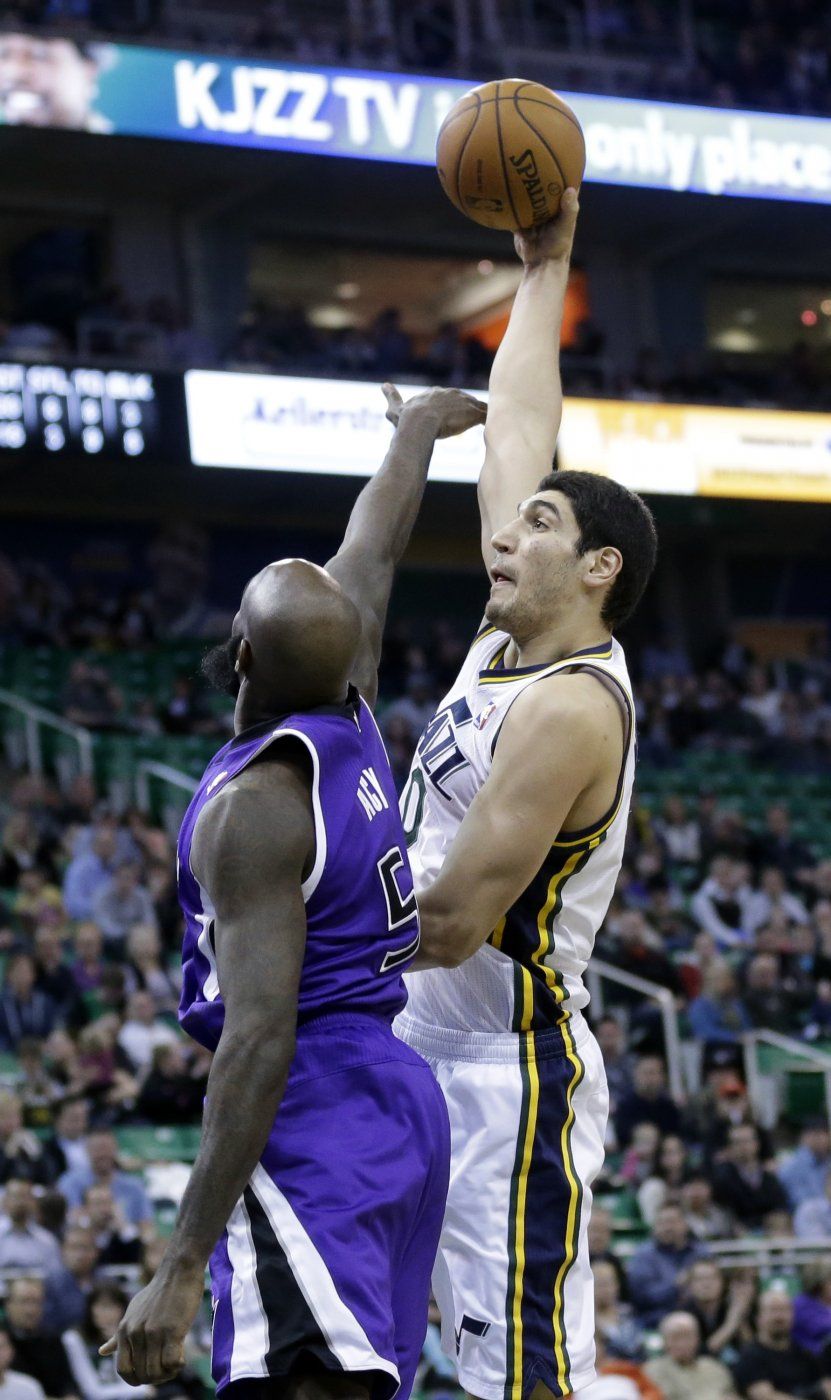 Favors y Jazz vencen a diezmados Kings