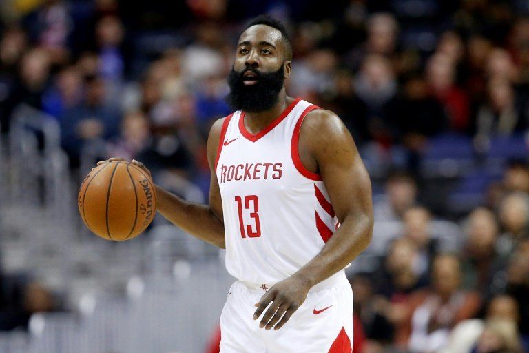 James Harden sigue como líder anotador de la NBA