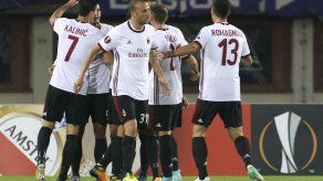 Arsenal espera pero gana; Milan muestra prisa y golea