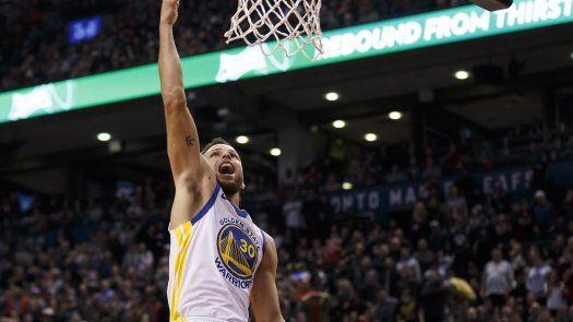 Curry regresa y Warriors ganan 127-125 a Raptors