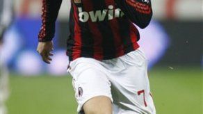 Berlusconi: Pato volverá al Milan en un año