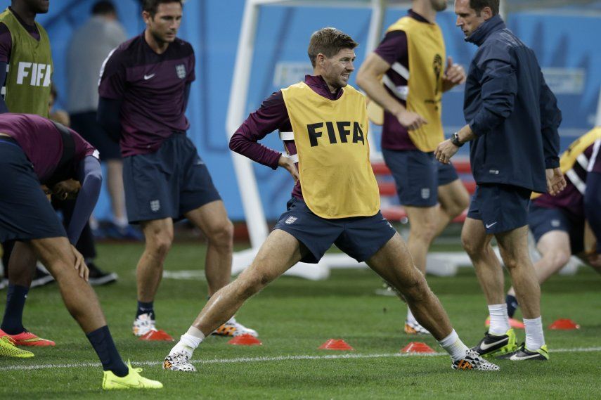 Gerrard arenga a sus compañeros en Inglaterra