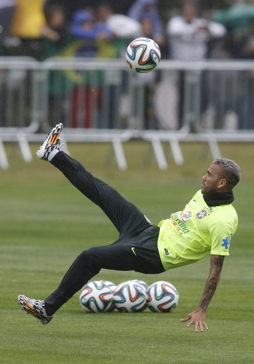 Alves habla con técnico de su futuro en Barcelona