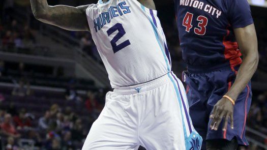 Pistons arrasan a Hornets en su último partido de local