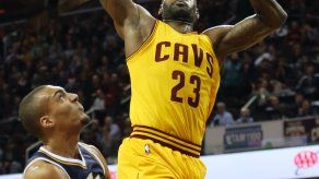 James anota 31 al liderar remontada de Cavs ante Utah