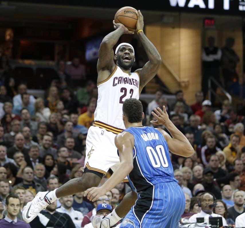 James iguala hito de Robertson en victoria de los Cavs