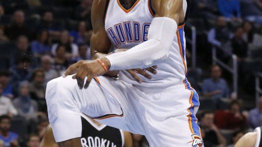 Durant y Westbrook frenan racha de Nets en Oklahoma City