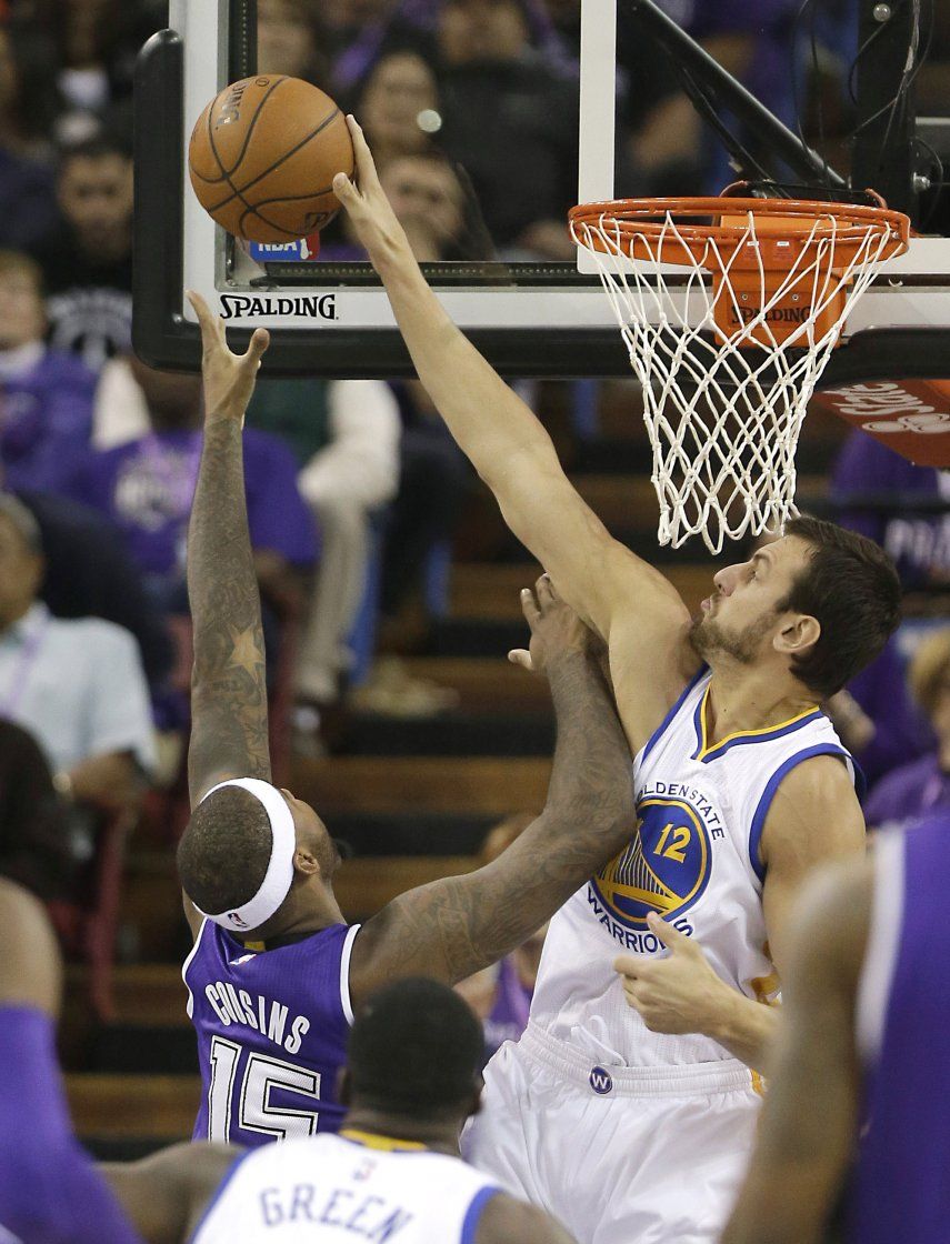 Warriors ganan a Kings 95-77 en el inicio de curso