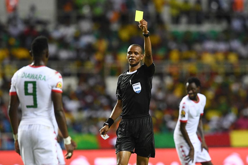 Copa de África: El arbitro Janny Sikazwe con gran polémica en el Túnez-Mali