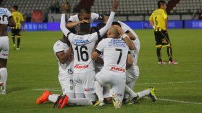 Caldas golea 3-0 y es líder en Colombia