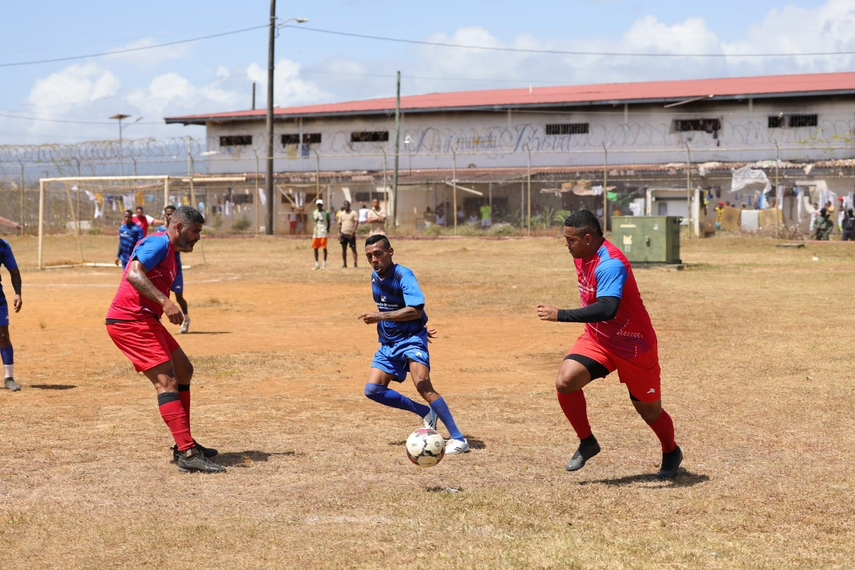 Privados de libertad de La Joya vencen a exselecionados nacionales de fútbol