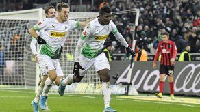 Embolo anota 2 en triunfo de Gladbach