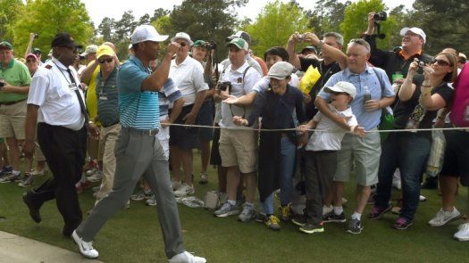 El aussie Jones nuevo líder del Campeonato de la PGA, Woods pierde el corte