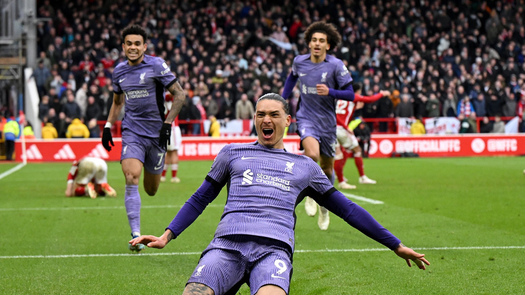 Liverpool logra triunfo sobre la hora para mantener el liderato