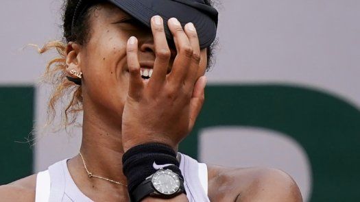 Osaka evita la eliminación ante Azarenka en Roland Garros