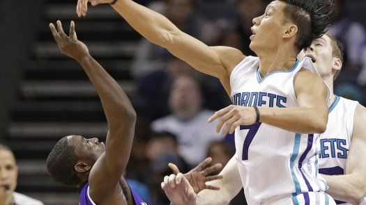 Walker anota 39 y Hornets vencen a Kings en prórroga