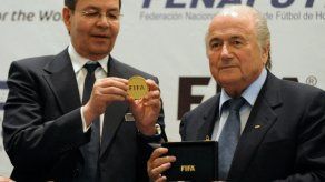 Expresidente hondureño acusado de corrupción en FIFA viaja para entregarse a EEUU