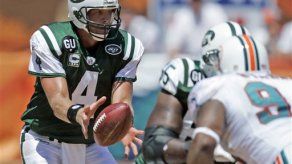 Favre tiene buen debut con los Jets; Brady se lesiona