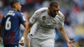 Benzema anota 2