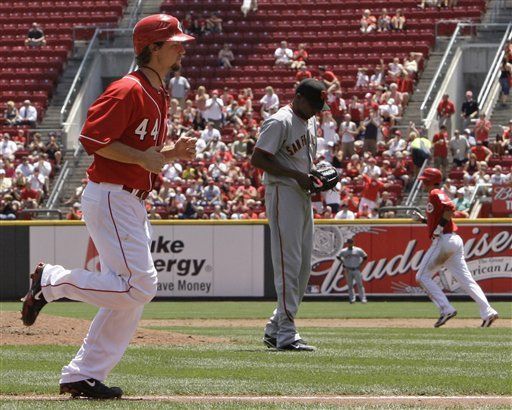 MLB: Rojos 7, Gigantes 6; Phillips pega 4 hits