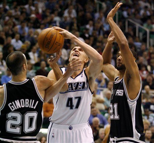 NBA: Jazz 113, Spurs 99; Boozer vuelve a hallar el tablero