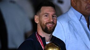 Lionel Messi fue recibido por una gran multitud en su casa en Rosario