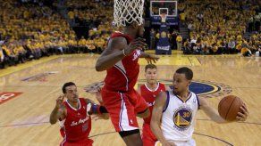 Warriors frenan a Clippers y empatan la serie de playoffs