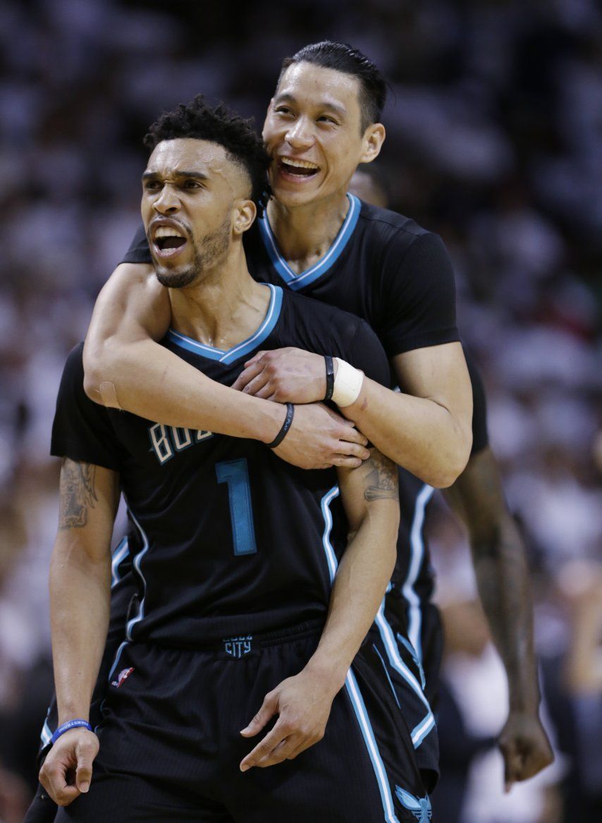 Hornets vencen a Heat y están a un triunfo de avanzar
