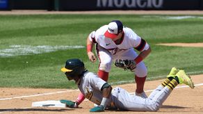 Esteury Ruiz se convierte en el 13er dominicano en robarse 50 bases