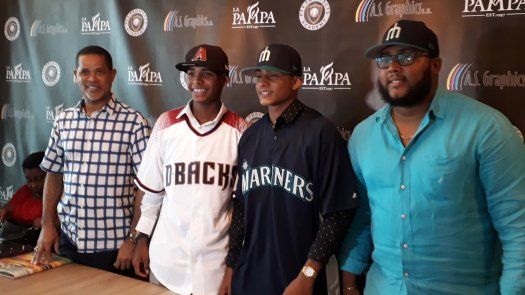 Panameños firman para jugar en el Béisbol Profesional