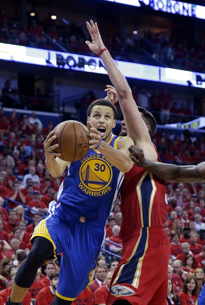 Warriors remonta 20 puntos, ganan a Pelicans en tiempo extra