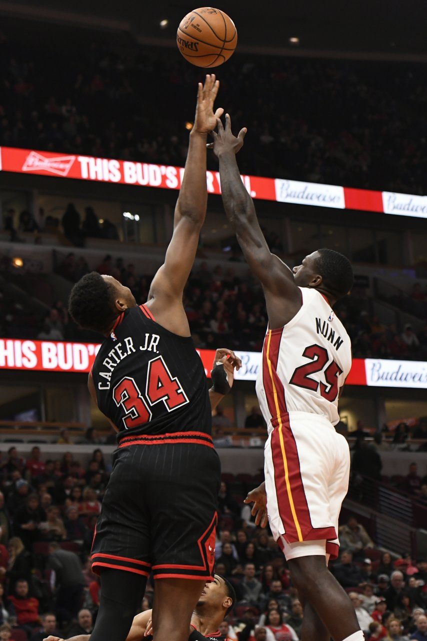 Butler anota 27 puntos ante su exequipo, Heat vence a Bulls