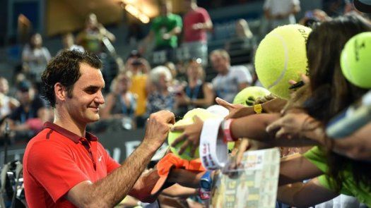 Federer y Sharapova avanzan en Brisbane, Carla Suárez eliminada