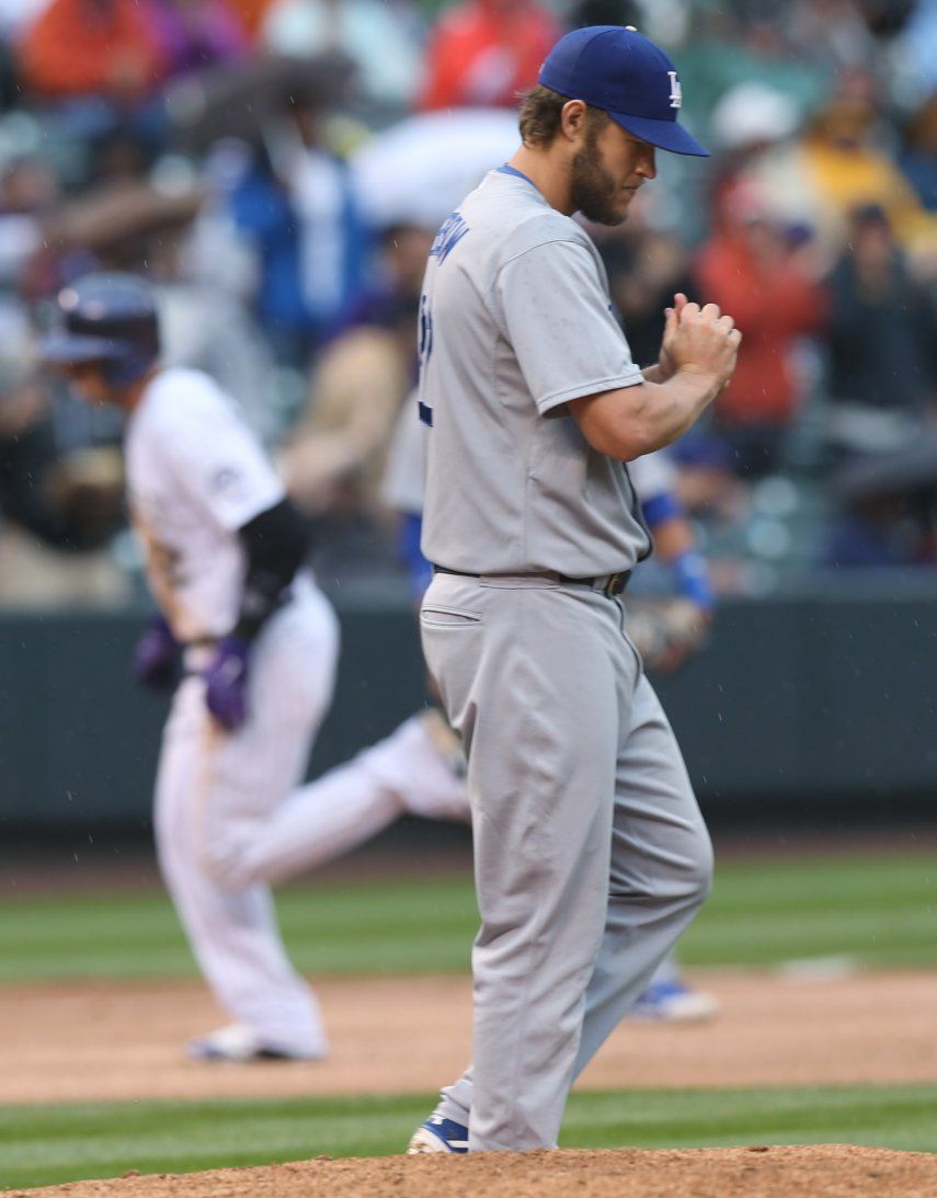 LA vence a Rockies en duelo recortado por lluvia