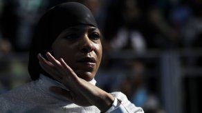 Esgrimista de EEUU compite en Río con velo