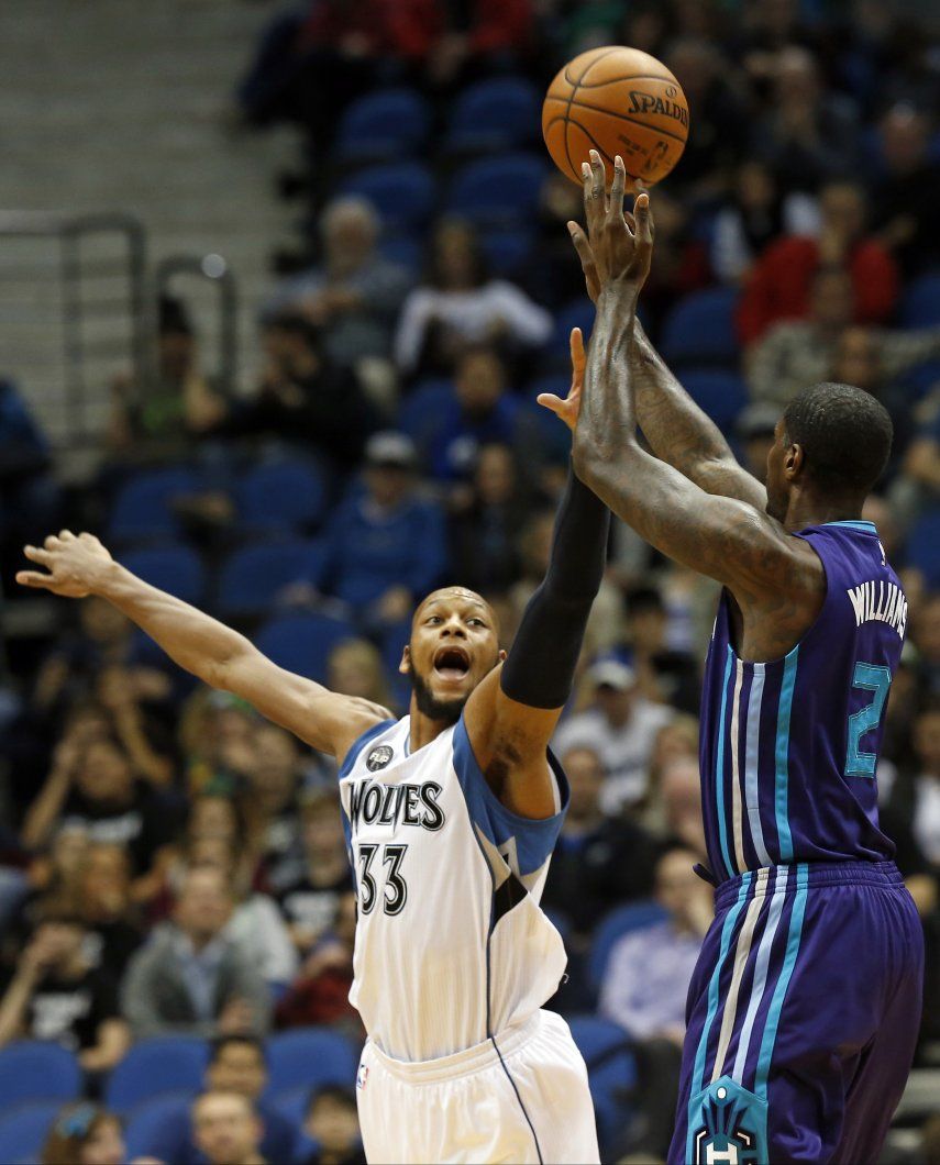 Hornets sacan provecha de ausencias de Twolves