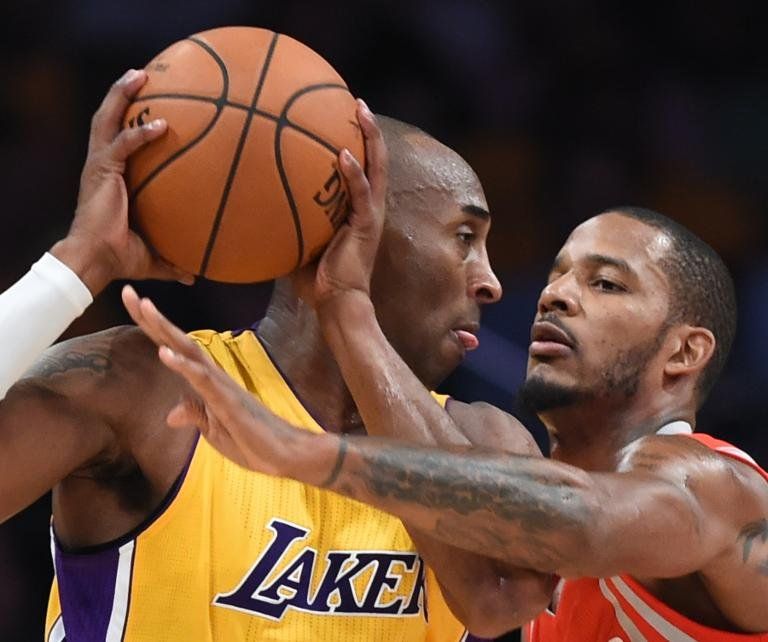 Kobe rompe récord de tiros fallados, Lakers caen